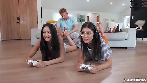 Hotien porks and sucks cock for hard