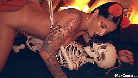 Hawt slut rides cock and cum on her face