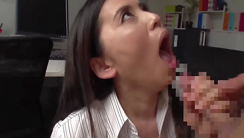 Milf gets her pussy eaten by surrend rep in the pool