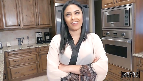 Horny slut gets a hot facial